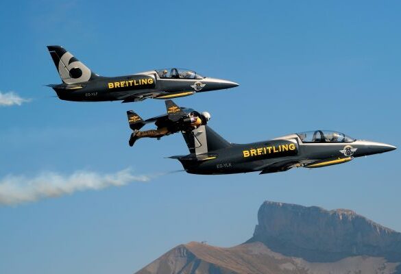 JetMan vole avec deux avions du Breitling Jet Team ©Breitling