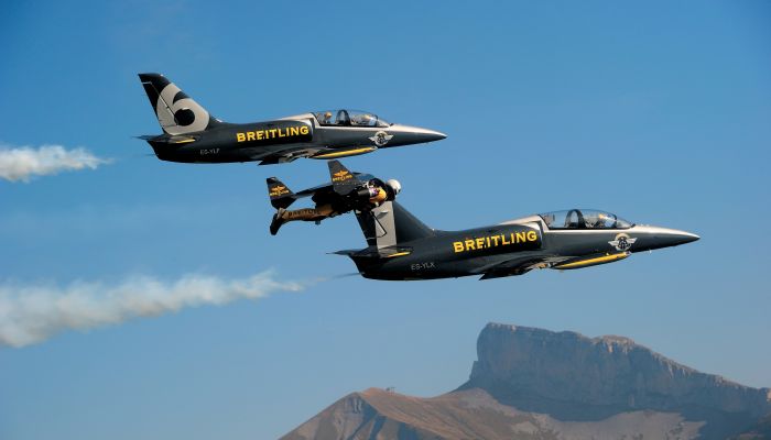 JetMan vole avec deux avions du Breitling Jet Team ©Breitling