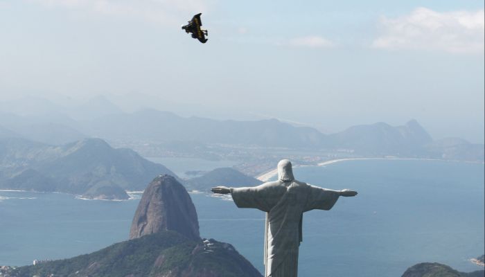 JetMan et Breitlng vol au dessus de Rio au Bresil COPYRIGHT breitling