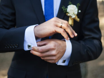 Joli costume et boutons de manchette pour un mariage